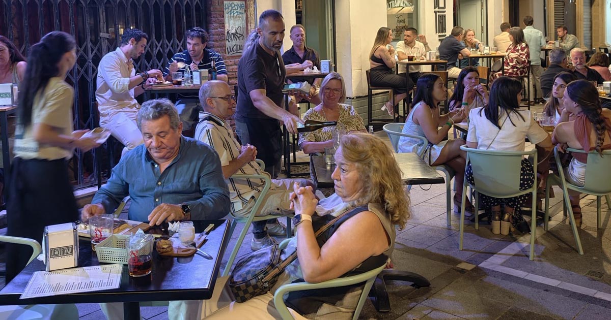 El cierre de los chiringuitos de Puerto Sherry genera incertidumbre en la hostelería y los alojamientos