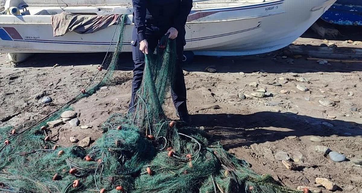 Denunciadas dos personas tras intervenir un trasmallo de más de un kilómetro en la Bahía de Cádiz