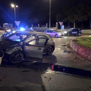 Un conductor ebrio destroza su coche tras salirse en la glorieta de Afanas