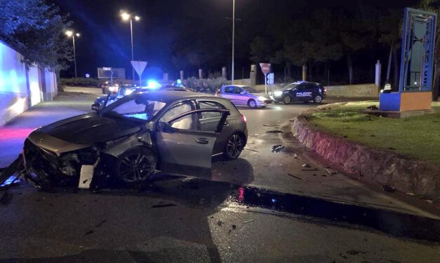 Un conductor ebrio destroza su coche tras salirse en la glorieta de Afanas
