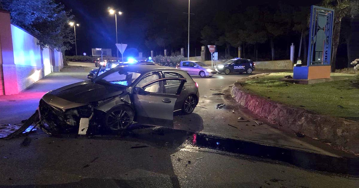 Un conductor ebrio destroza su coche tras salirse en la glorieta de Afanas