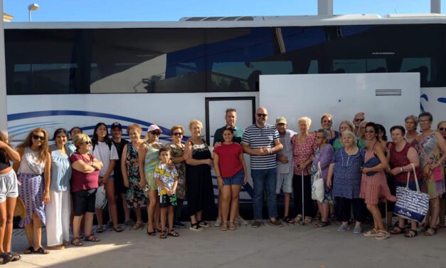 Medio centenar de vecinos de Los Milagros disfruta de una jornada de convivencia en Arcos