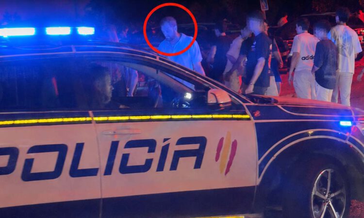 Mauricio Mauri, concejal de Vox, se enfrenta a la Policía Local durante un botellón en Vistahermosa