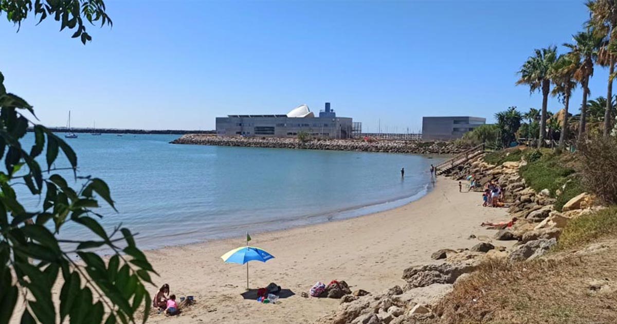 Sanidad levanta la prohibición de baño en El Aculadero-Puerto Sherry pero mantiene restricciones en Fuentebravía