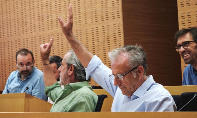 La hipocresía política de José Antonio Gomila: papeles para todos menos para él