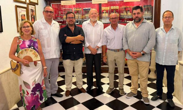 Una exposición une dibujo urbano y patrimonio cofrade en la Casa de Hermandad del Dolor y Sacrificio