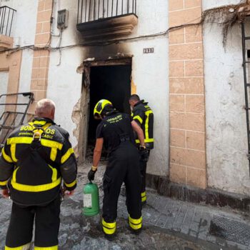 Controlado el incendio de un edificio ocupado en la calle Chanca, en El Puerto