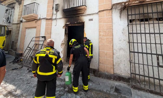 Controlado el incendio de un edificio ocupado en la calle Chanca, en El Puerto