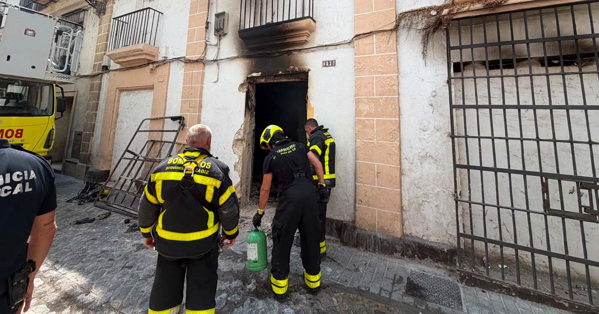 Controlado el incendio de un edificio ocupado en la calle Chanca, en El Puerto