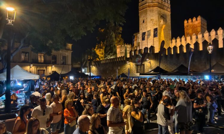 La VIII Concentración Harley Davidson llena El Puerto de público y ambiente