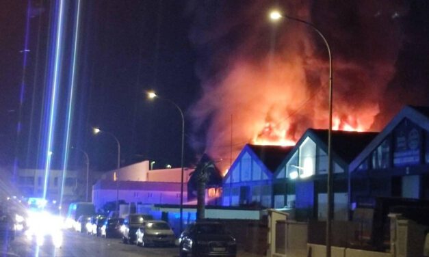 Impactante incendio en un taller de neumáticos de El Puerto