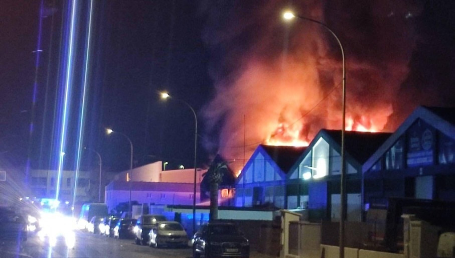 Impactante incendio en un taller de neumáticos de El Puerto