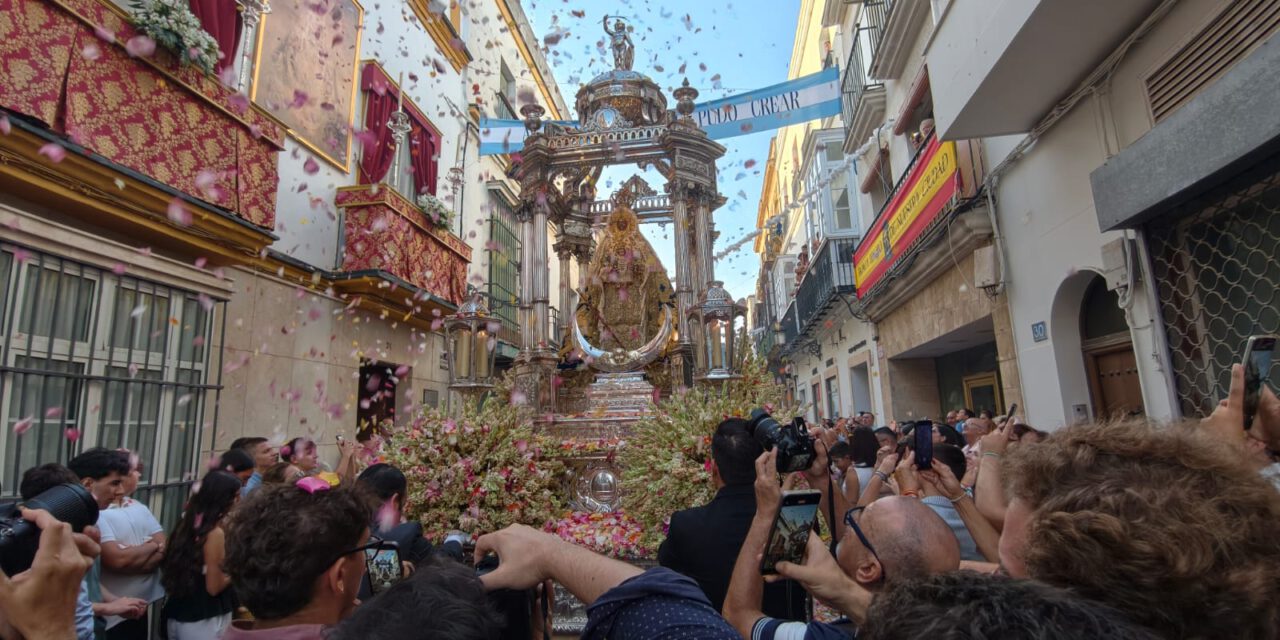 Nuestra Señora de los Milagros recorre El Puerto en su día grande