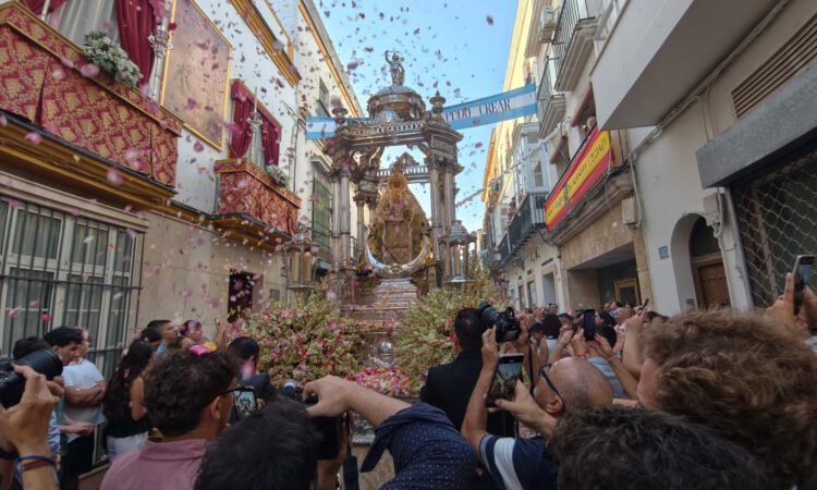Nuestra Señora de los Milagros recorre El Puerto en su día grande
