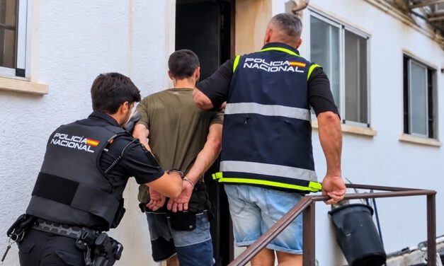 Detenido tras huir en patinete y agredir a un policía en El Puerto: tenía cinco requisitorias judiciales