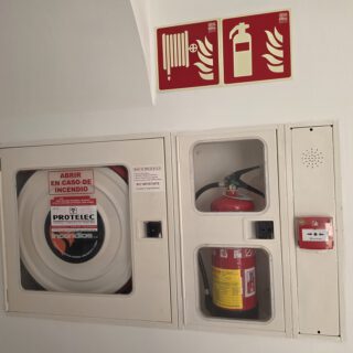 Equipos de protección contra incendios instalados en un edificio público de El Puerto de Santa María, incluidos en el servicio municipal de mantenimiento de extintores.