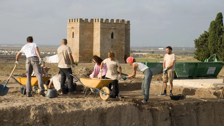 La UCA reinicia las excavaciones en el Castillo de Doña Blanca para estudiar su sistema defensivo norte