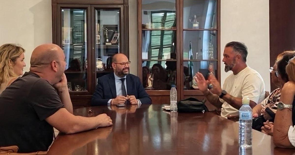 Los vecinos de La Isleta trasladan sus demandas sobre seguridad, limpieza y mantenimiento