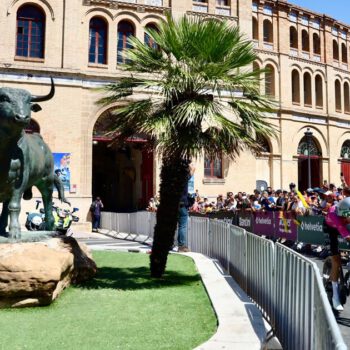 La Vuelta convierte El Puerto en escaparate nacional con una multitudinaria salida desde la Plaza de Toros