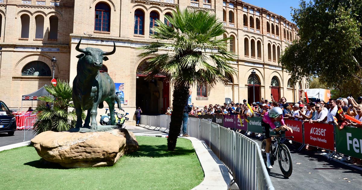 La Vuelta convierte El Puerto en escaparate nacional con una multitudinaria salida desde la Plaza de Toros