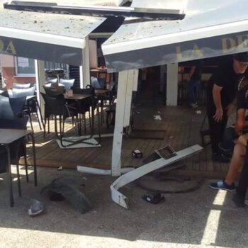 Varios heridos tras irrumpir un coche en la terraza de un bar de Valdelagrana