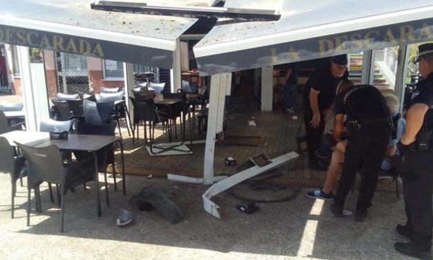 Varios heridos tras irrumpir un coche en la terraza de un bar de Valdelagrana