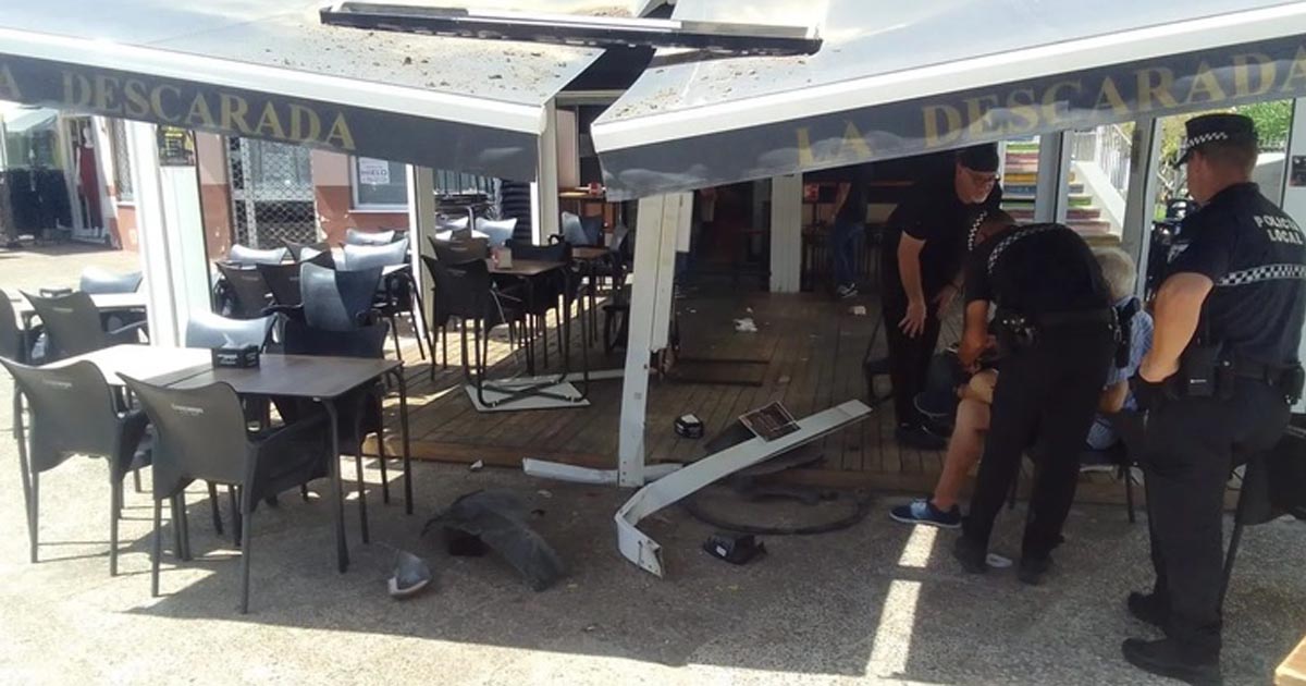 Varios heridos tras irrumpir un coche en la terraza de un bar de Valdelagrana