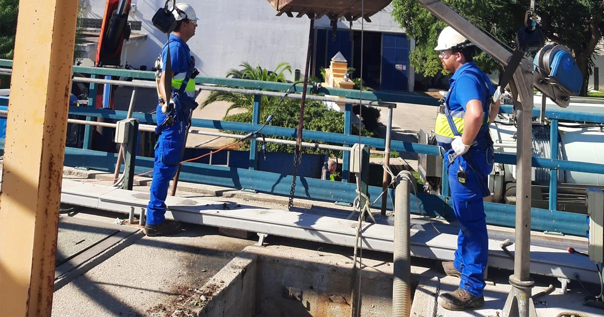 Apemsa acomete la limpieza y puesta a punto del tanque de regulación de la EDAR Las Galeras