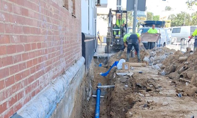 La rotura de una tubería obliga a renovar 115 metros de la red de agua en la calle Valdés