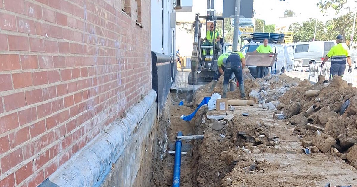 La rotura de una tubería obliga a renovar 115 metros de la red de agua en la calle Valdés