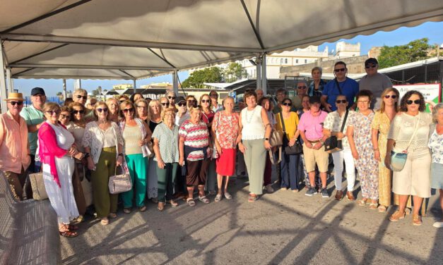 53 mayores del centro Francisco Guerrero disfrutan de una jornada en Cádiz en catamarán