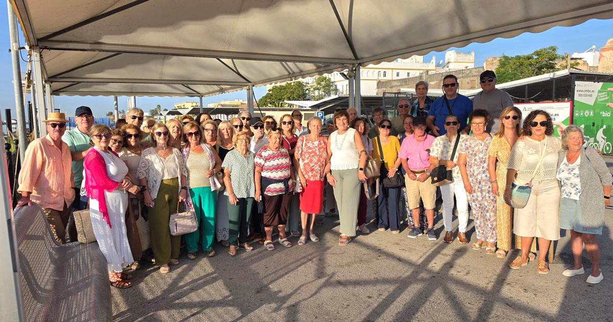 53 mayores del centro Francisco Guerrero disfrutan de una jornada en Cádiz en catamarán