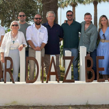 Las Redes estrena una rotonda dedicada a Salvador Díaz Bejarano y Carmen Oliva