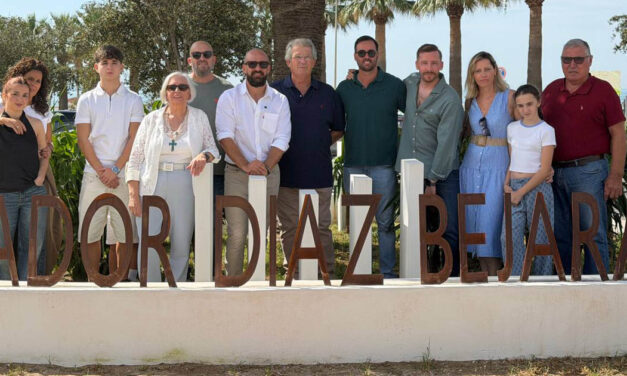 Las Redes estrena una rotonda dedicada a Salvador Díaz Bejarano y Carmen Oliva