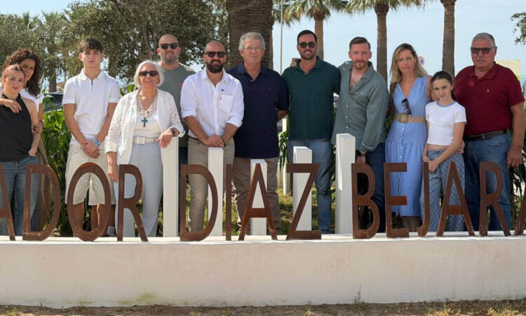 Las Redes estrena una rotonda dedicada a Salvador Díaz Bejarano y Carmen Oliva