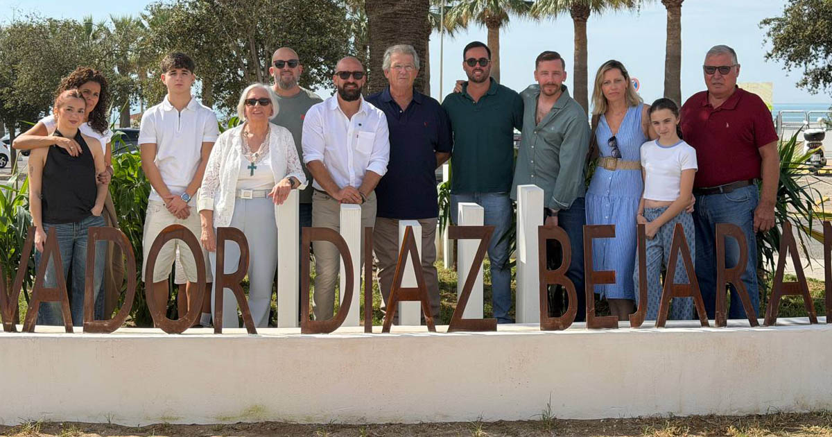 Las Redes estrena una rotonda dedicada a Salvador Díaz Bejarano y Carmen Oliva