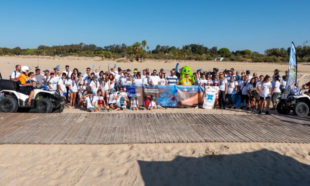 El Paseo reúne a 150 voluntarios y retira 90 kilos de residuos y más de 1.000 colillas de La Puntilla