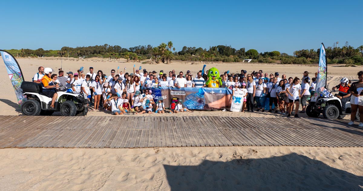 El Paseo reúne a 150 voluntarios y retira 90 kilos de residuos y más de 1.000 colillas de La Puntilla