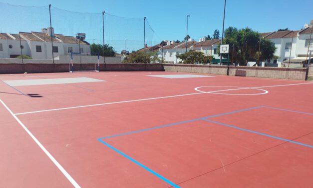 La pista deportiva del Tomillar estrena nueva pintura tras los trabajos de mantenimiento
