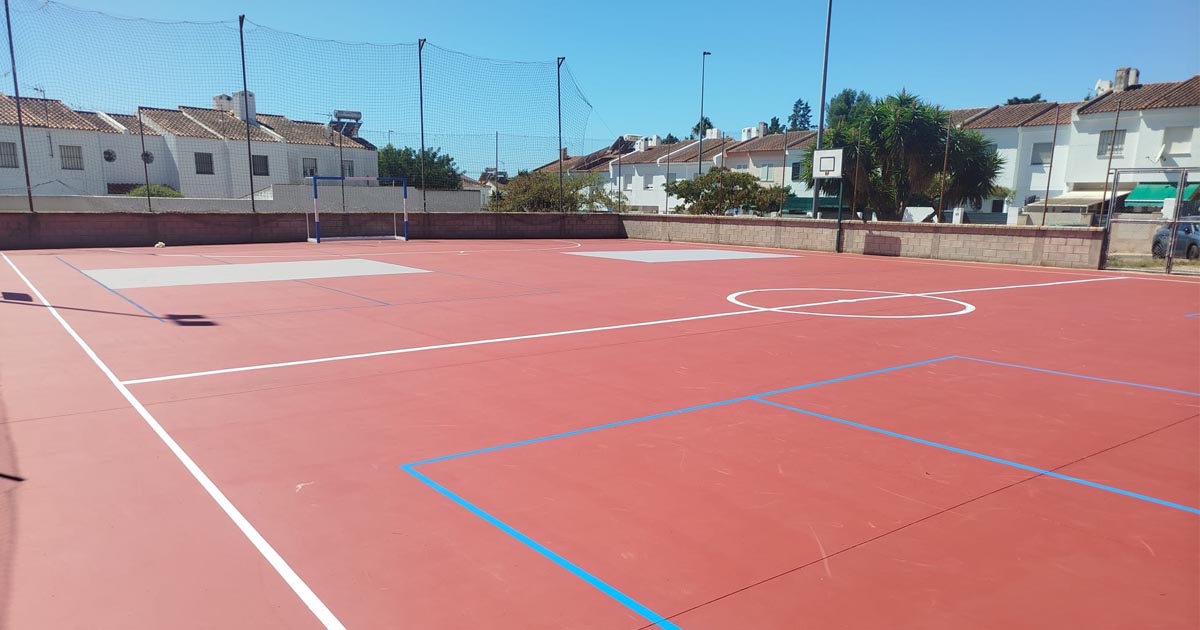 La pista deportiva del Tomillar estrena nueva pintura tras los trabajos de mantenimiento