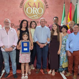 La familia Camacho recibe el homenaje de De Sal y Oro por más de un siglo ligado a la Plaza Real sal fb