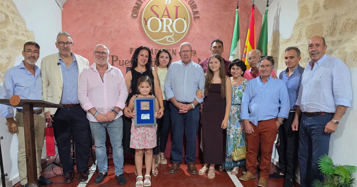 La familia Camacho recibe el homenaje de De Sal y Oro por más de un siglo ligado a la Plaza Real