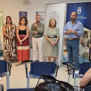 Una sesión informativa acerca a las amas de casa las claves para darse de alta como autónomas