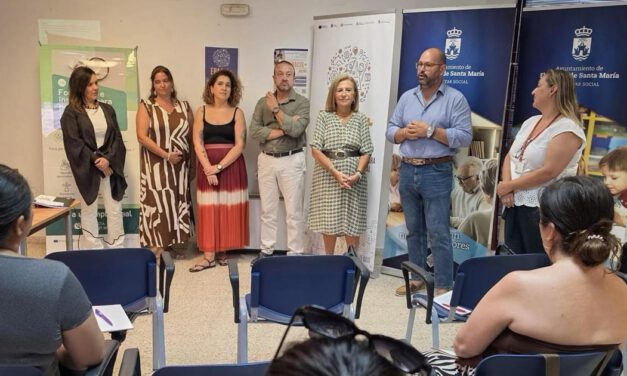 Una sesión informativa acerca a las amas de casa las claves para darse de alta como autónomas