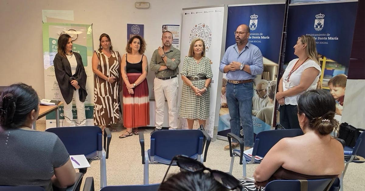 Una sesión informativa acerca a las amas de casa las claves para darse de alta como autónomas