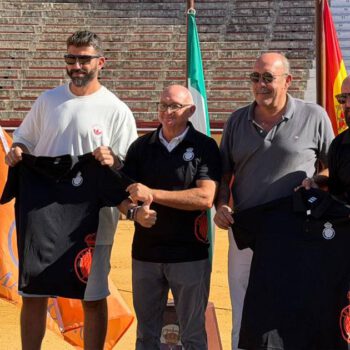 El Trasmallo FC presenta a sus 29 equipos ante cerca de 600 futbolistas en la Plaza de Toros