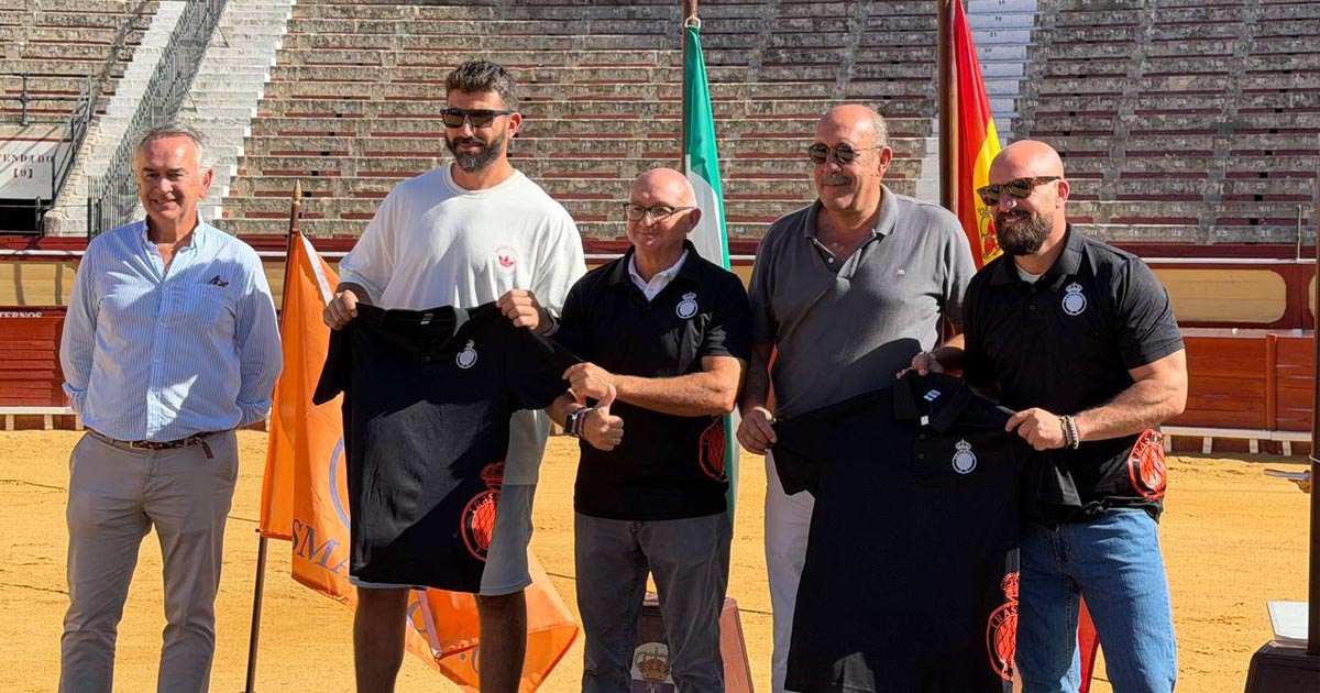 El Trasmallo FC presenta a sus 29 equipos ante cerca de 600 futbolistas en la Plaza de Toros