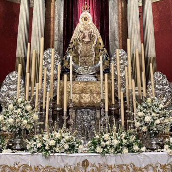 Nuestra Señora de los Milagros renueva su exorno floral durante la Solemne Octava