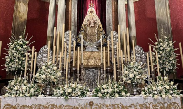 Nuestra Señora de los Milagros renueva su exorno floral durante la Solemne Octava