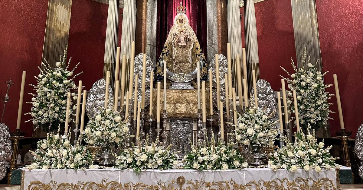 Nuestra Señora de los Milagros renueva su exorno floral durante la Solemne Octava